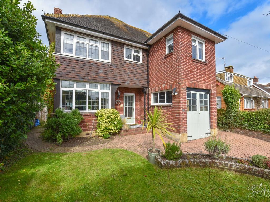 4 bed detached house for sale in Sunningdale Road, Newport PO30, £