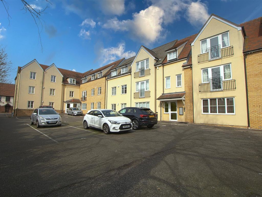 2 bed flat for sale in Chapel Street, Billericay CM12, £350,000 Zoopla