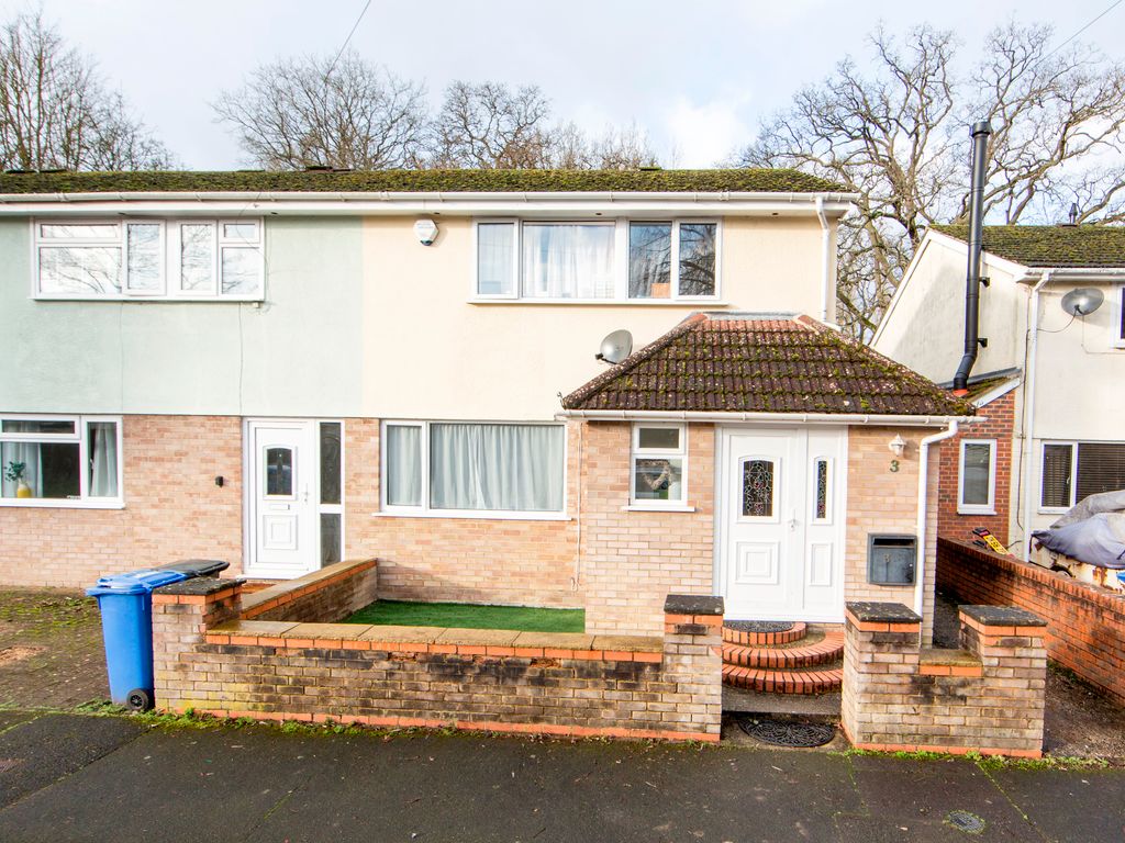 3 bed end terrace house for sale in Mortimer Close, Hartley Wintney