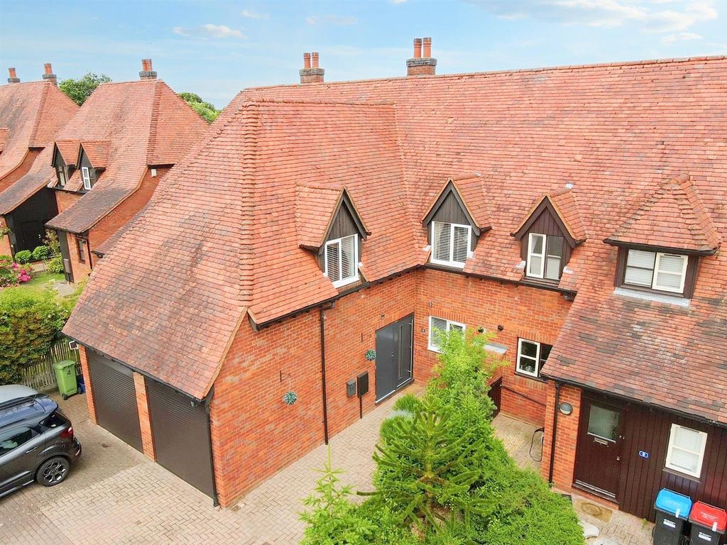 3 bed terraced house for sale in Eynsham Court, Woolstone, Milton