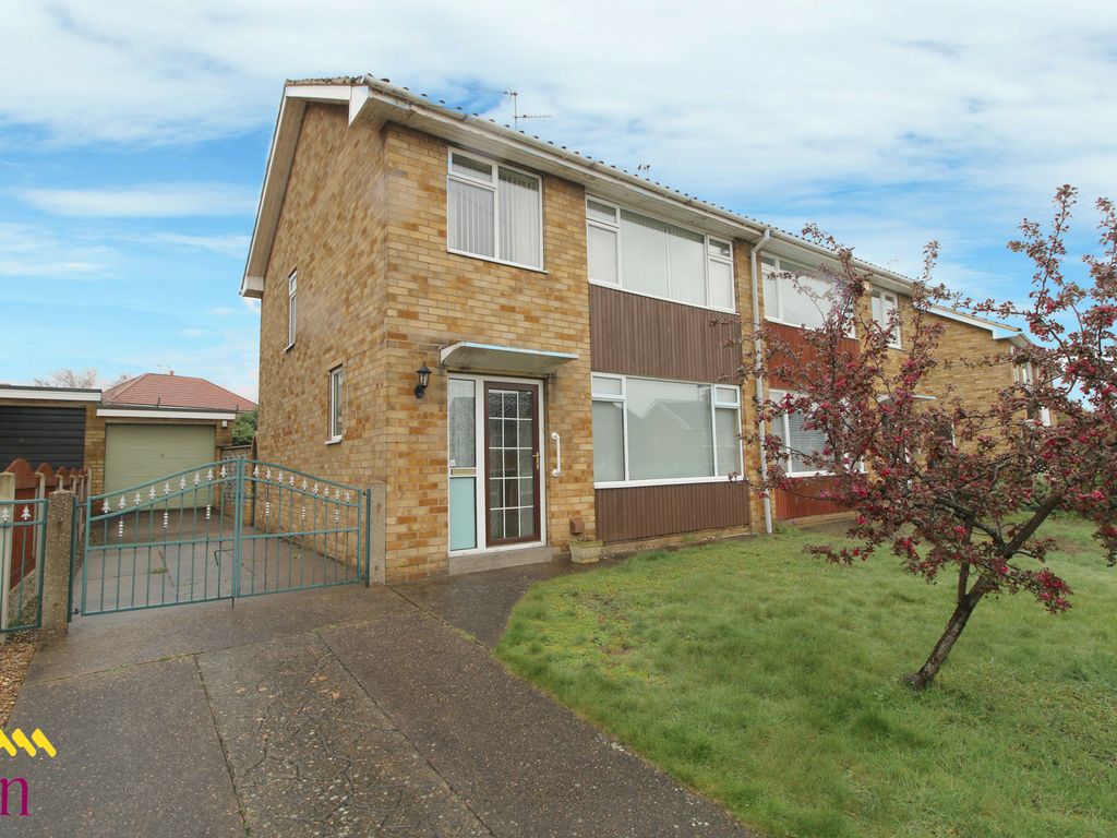 3 bed semidetached house for sale in Fern Close, Wheatley Hills