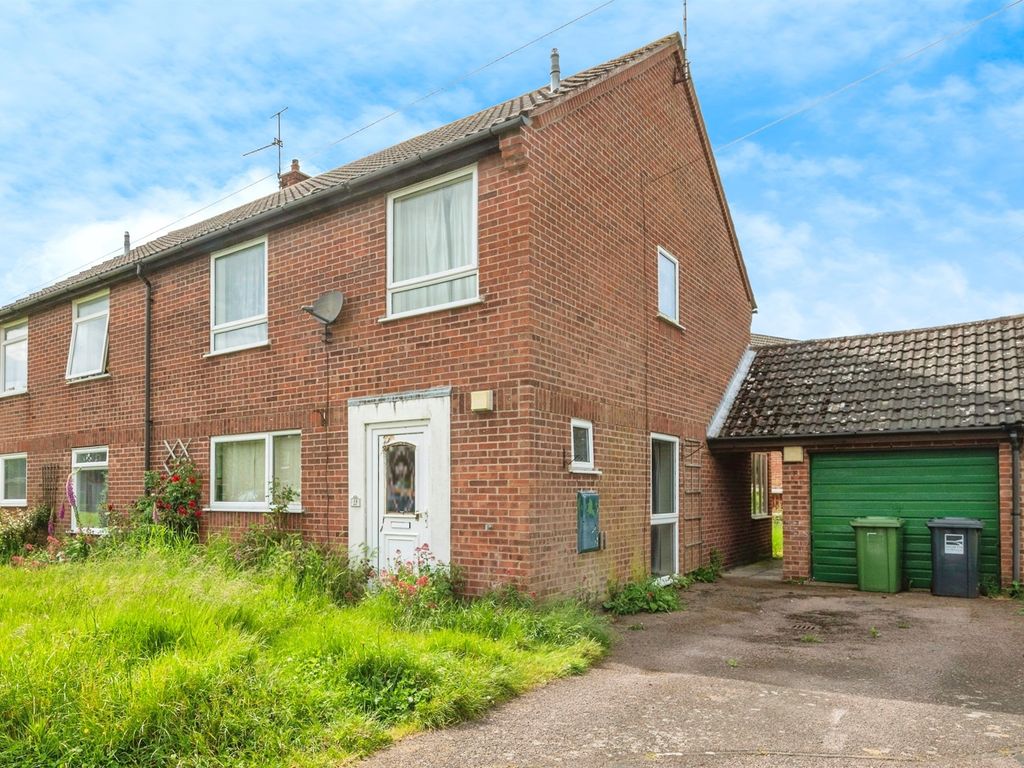 4 bed semidetached house for sale in Calthorpe Close, Stalham, Norwich
