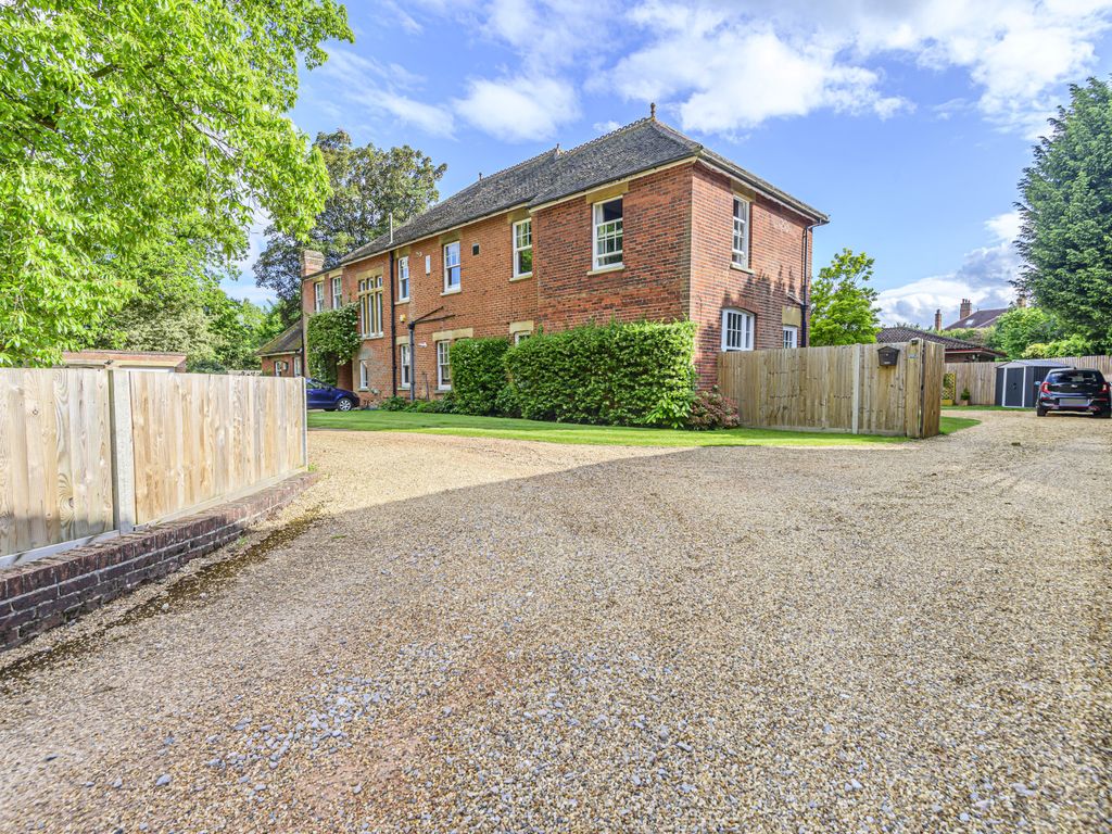 2 bed end terrace house for sale in Park Road, Woking GU22 Zoopla