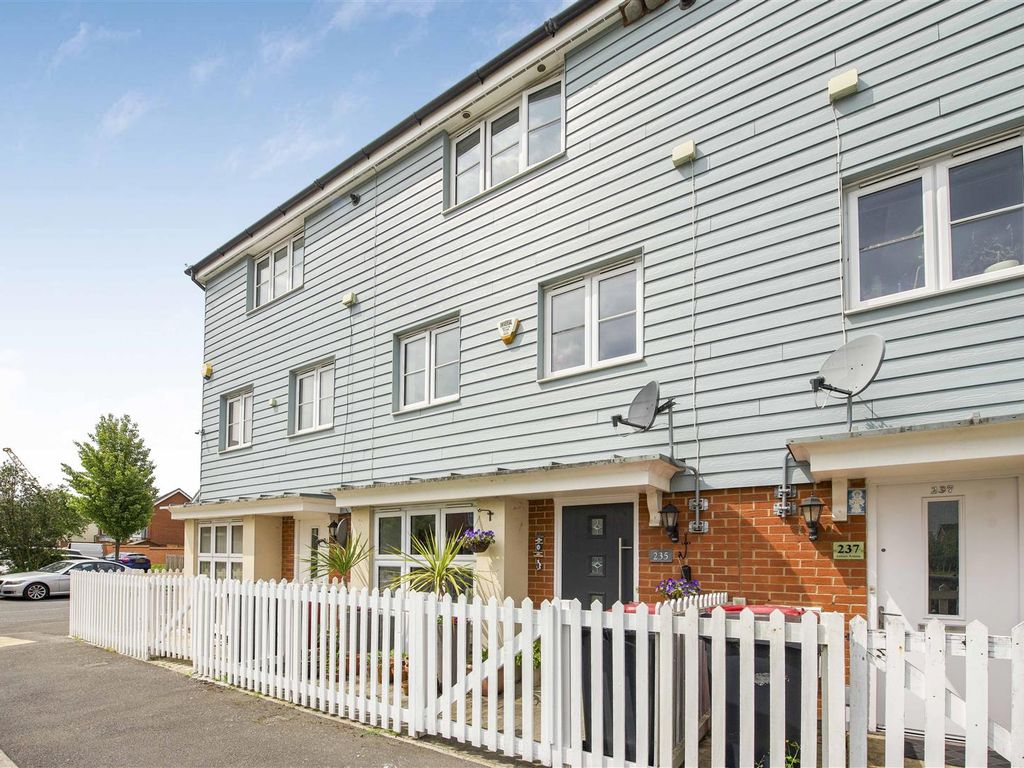 5 bed town house for sale in Eltham Avenue, Cippenham, Slough SL1 Zoopla