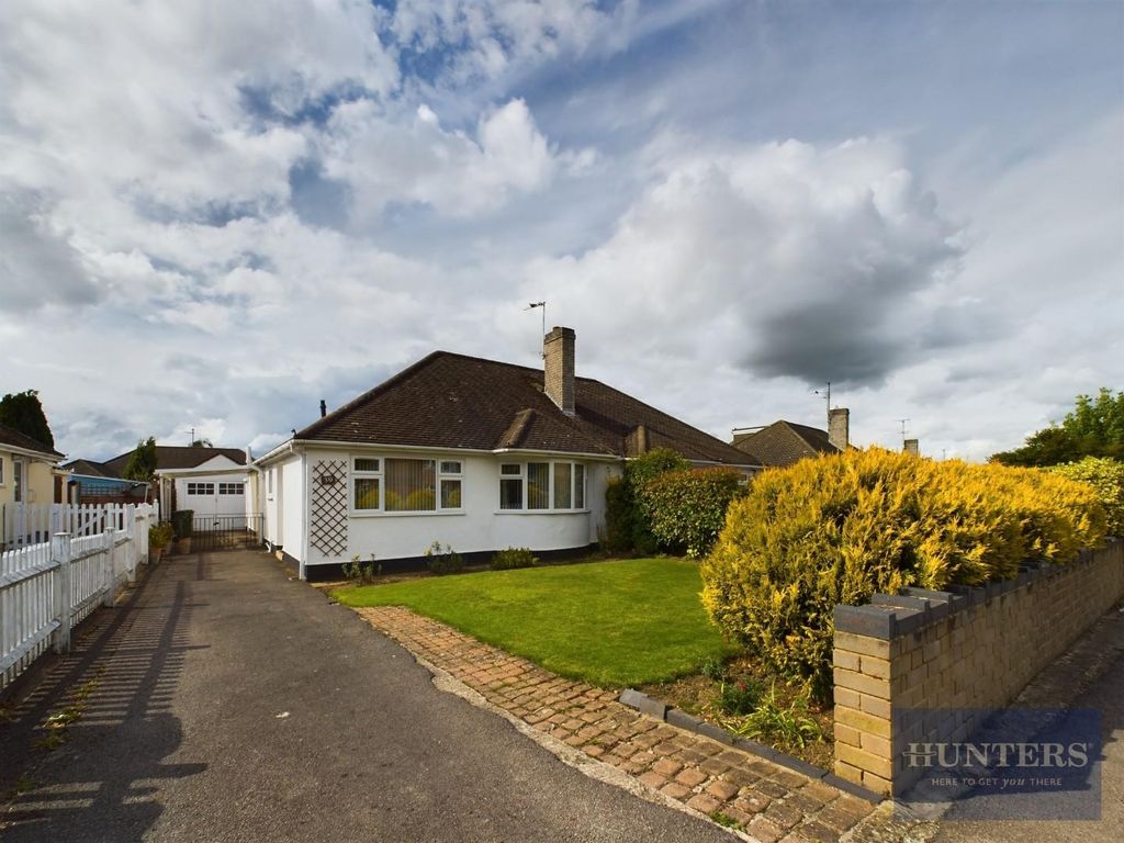2 bed semidetached bungalow for sale in Warden Hill Road, Leckhampton