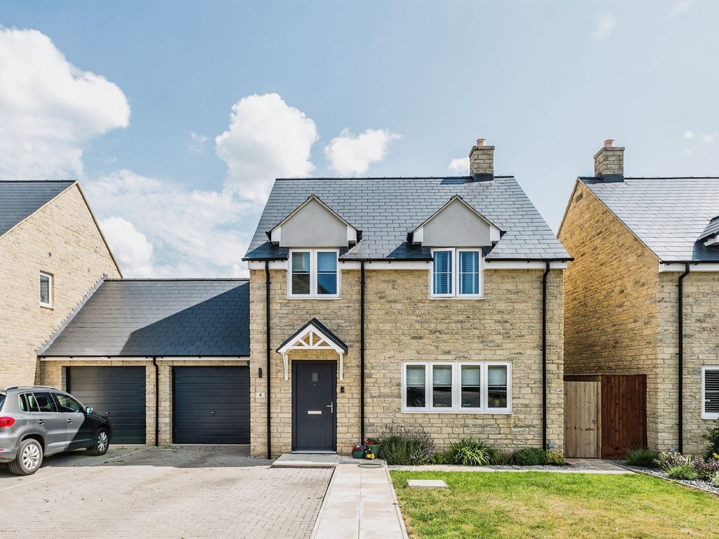 3 bed linkdetached house for sale in Orchard Close, Carterton OX18, £