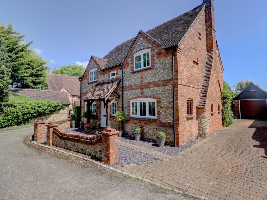 4 bed detached house for sale in Chiltern Lane, Hazlemere, High