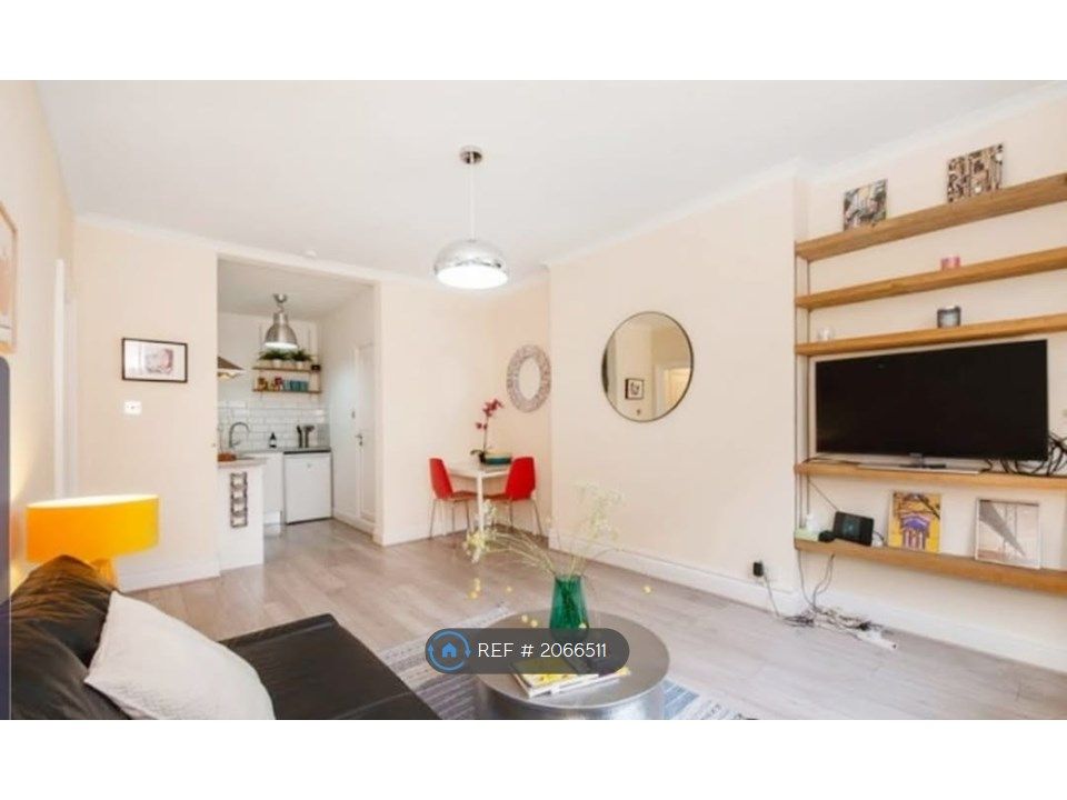 1 bed flat to rent in Uxbridge Road, London W12, £1,750 pcm Zoopla