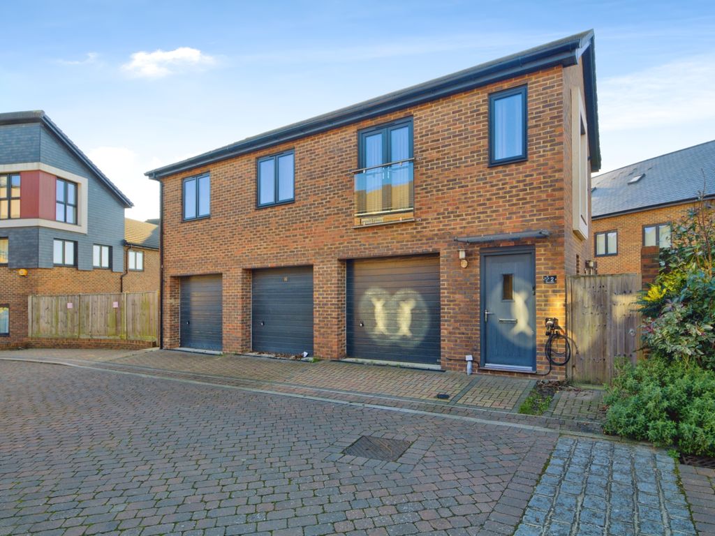 2 bed detached house for sale in Hythe Crescent, Ashford TN23, £290,000