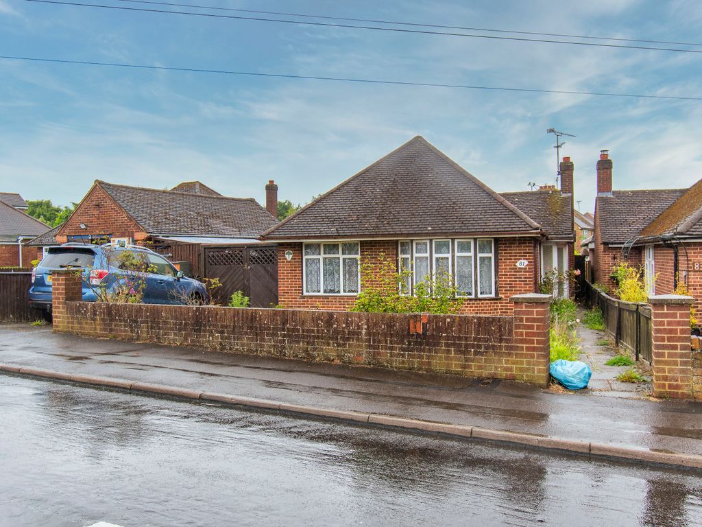 3 bed detached bungalow for sale in Meadow Road, Earley, Reading RG6, £