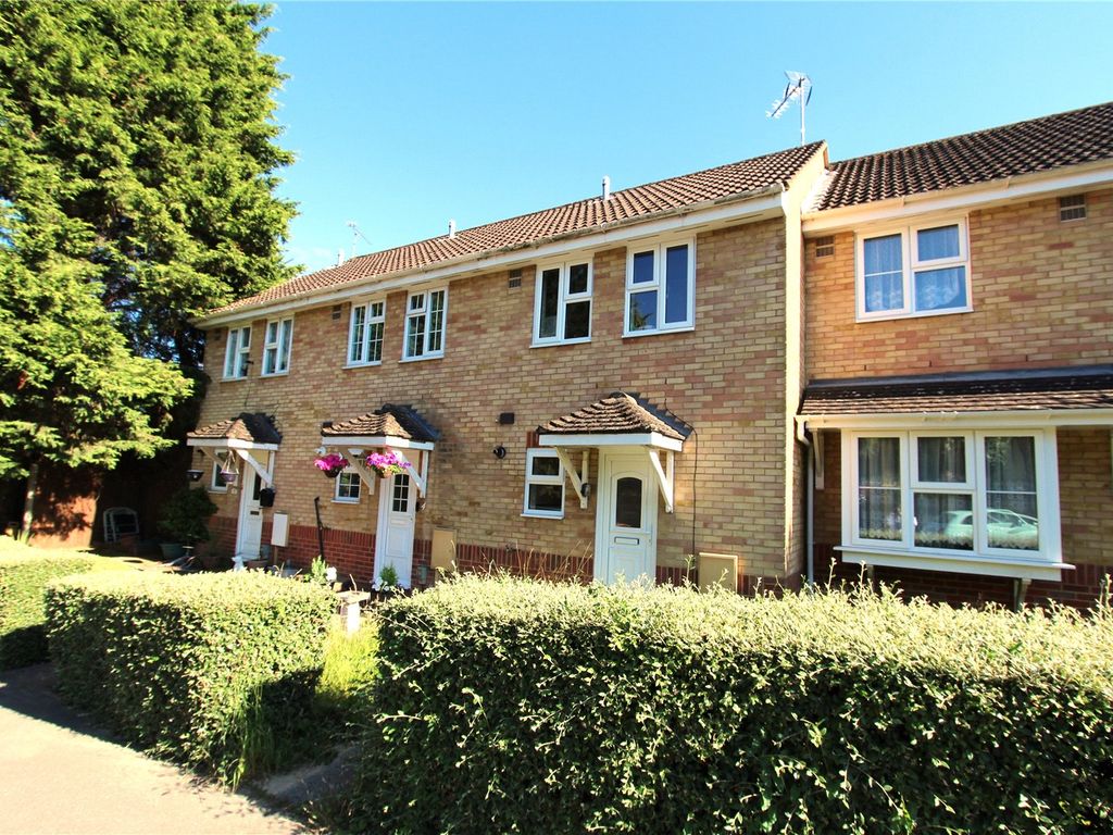 2 bed terraced house to rent in Hollycroft, Cuxton, Rochester, Kent ME2