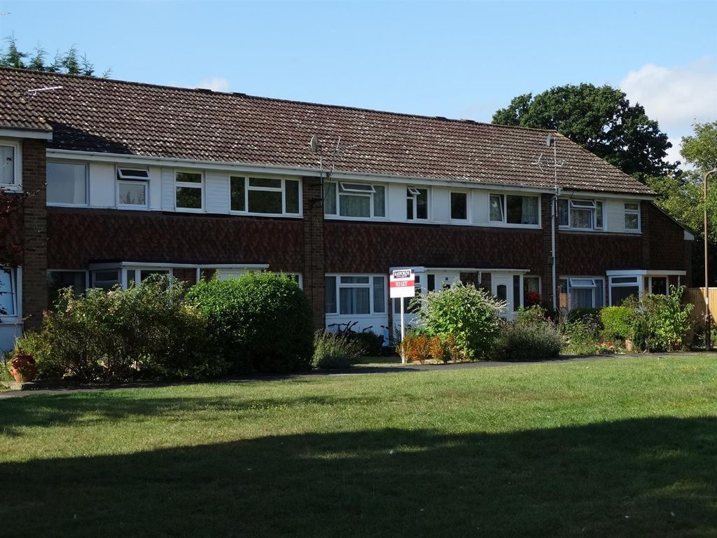 3 bed terraced house to rent in Stanley Close, Staplehurst, Tonbridge