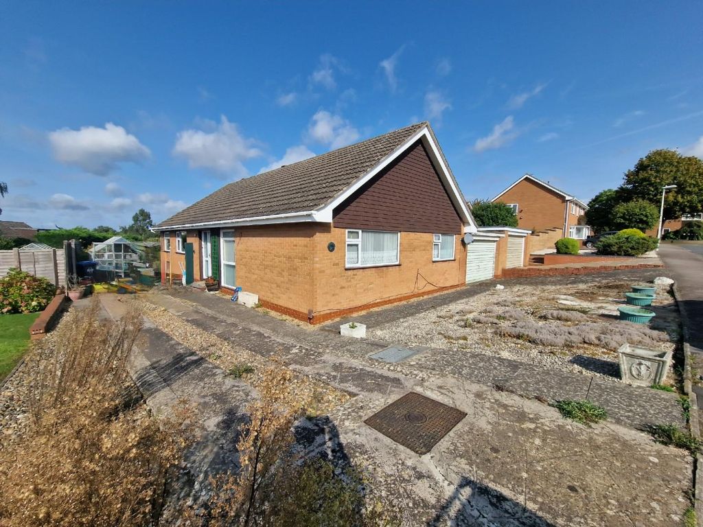 3 bed detached bungalow for sale in Chaucer Road, Rugby CV22, £300,000
