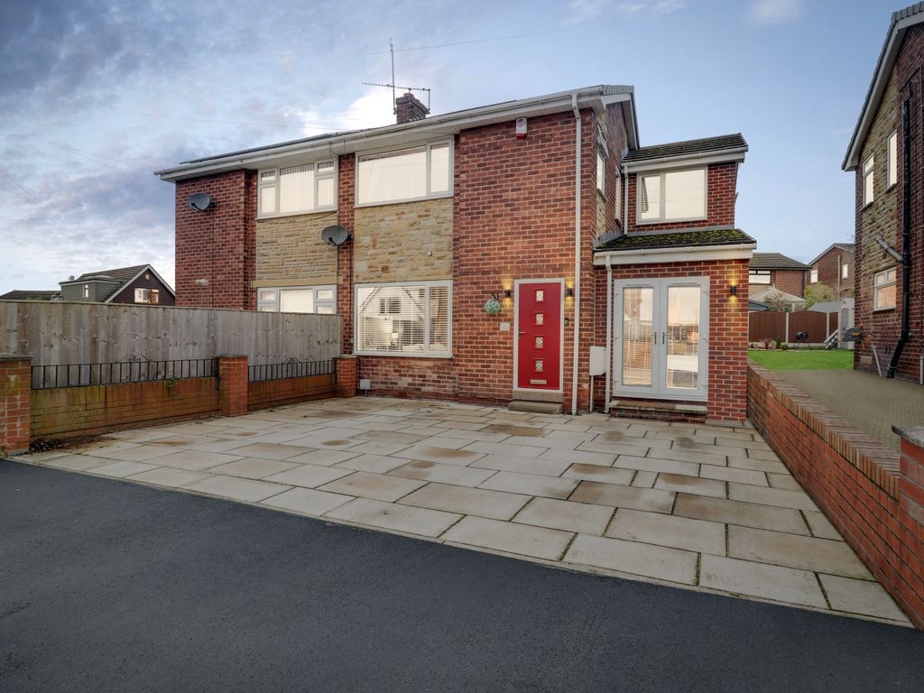 4 bed semidetached house for sale in Healey Crescent, Ossett, West