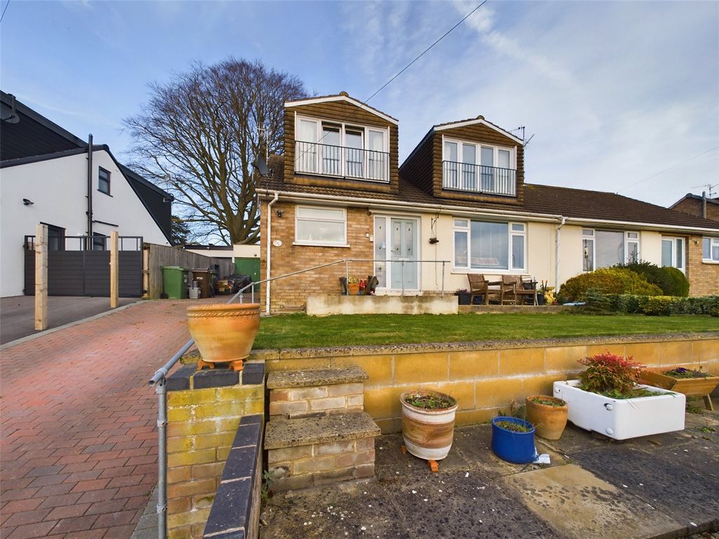 4 bed semidetached house for sale in Mill Farm Drive, Stroud
