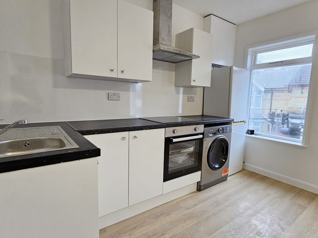 2 bed flat to rent in Leavesden Road, Watford, Hertfordshire WD24, £