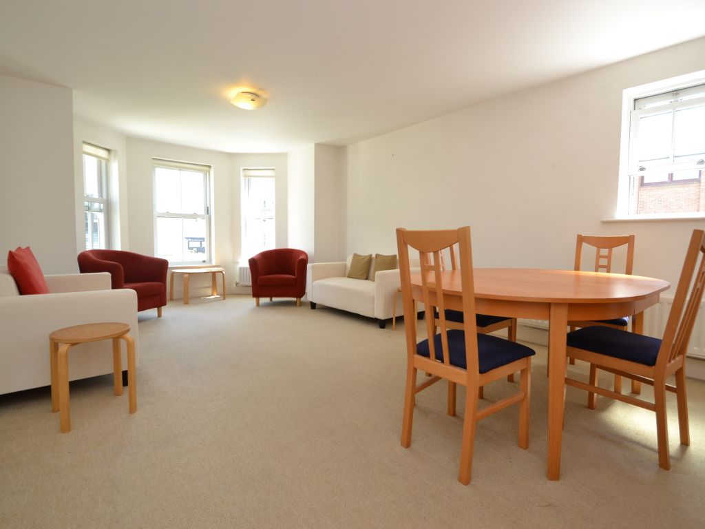 2 bed flat to rent in Avenue Elmers, Surbiton KT6, £2,000 pcm Zoopla