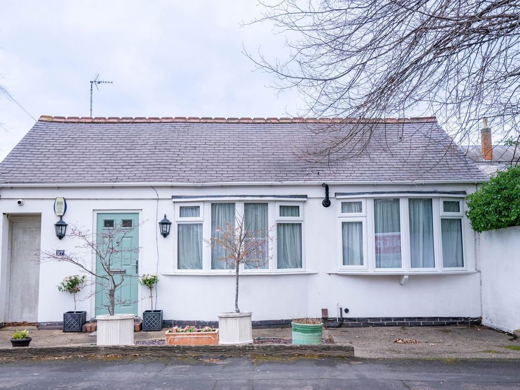 3 bed detached bungalow for sale in Avenue Road, Stoneygate, Leicester