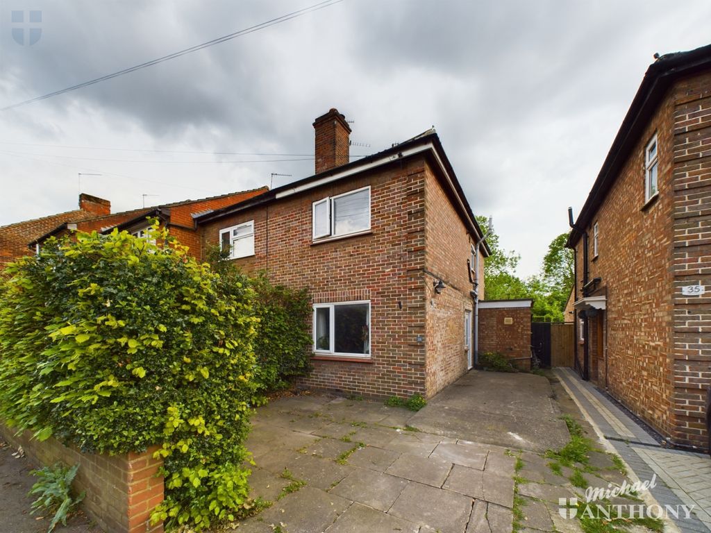 2 bed semidetached house for sale in Willow Road, Aylesbury