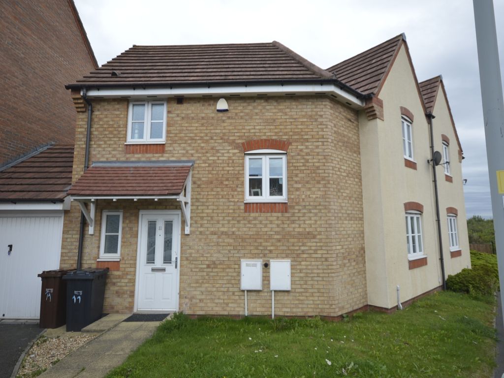 3 bed semidetached house to rent in Larch Gardens, Bilston, West
