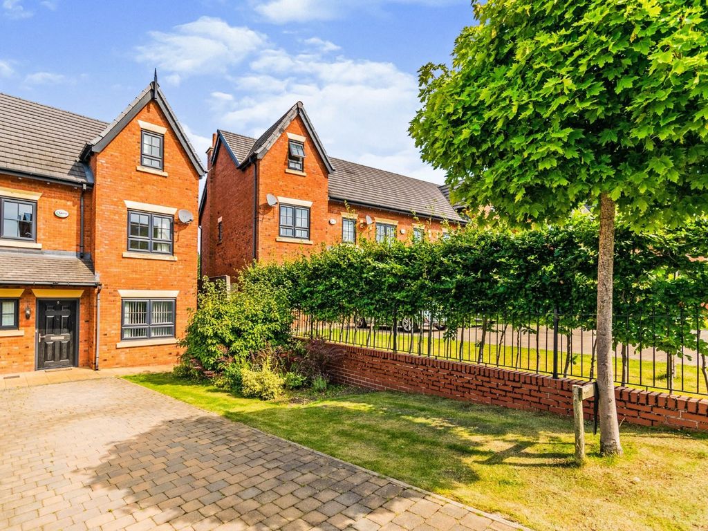 End terrace house to rent in The Fairways, Dukinfield, Greater