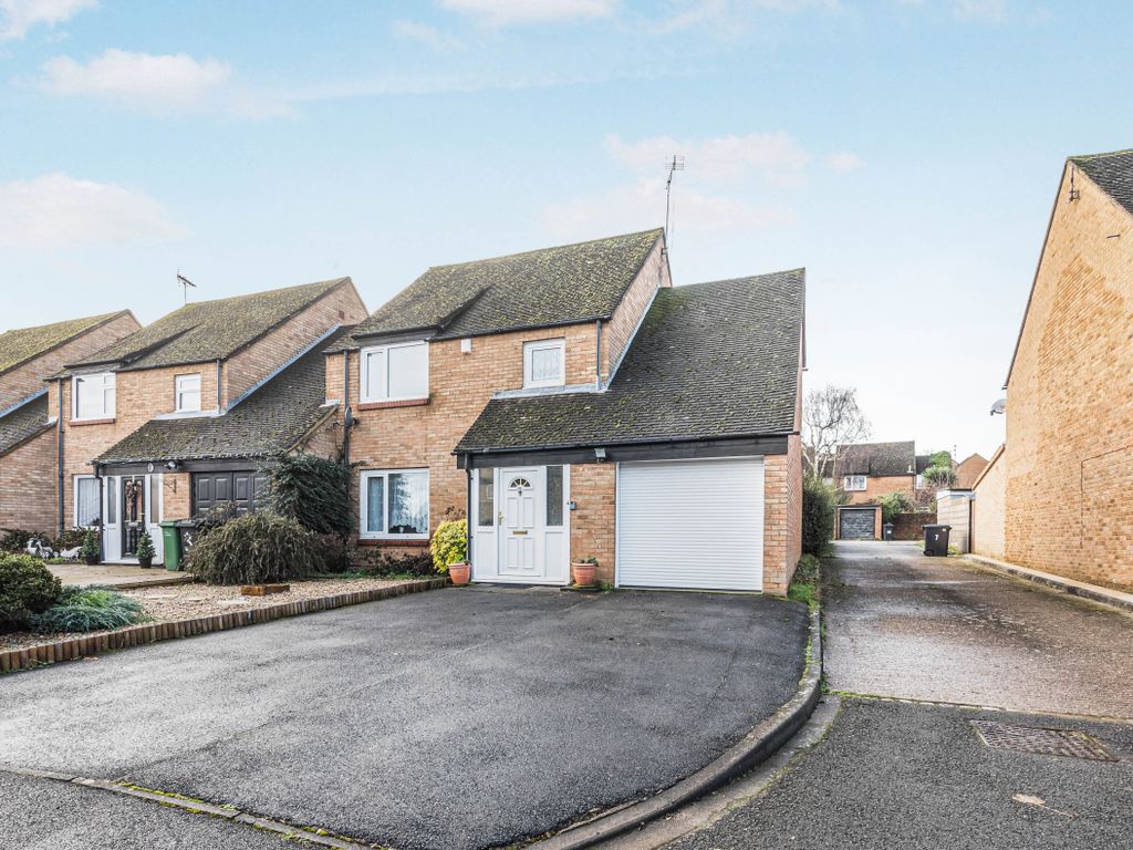 4 bed linkdetached house for sale in Ladymask Close, Calcot, Reading