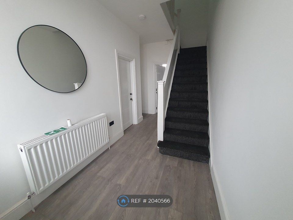 5 bed semidetached house to rent in Vaughan Street, Darlington DL3, £