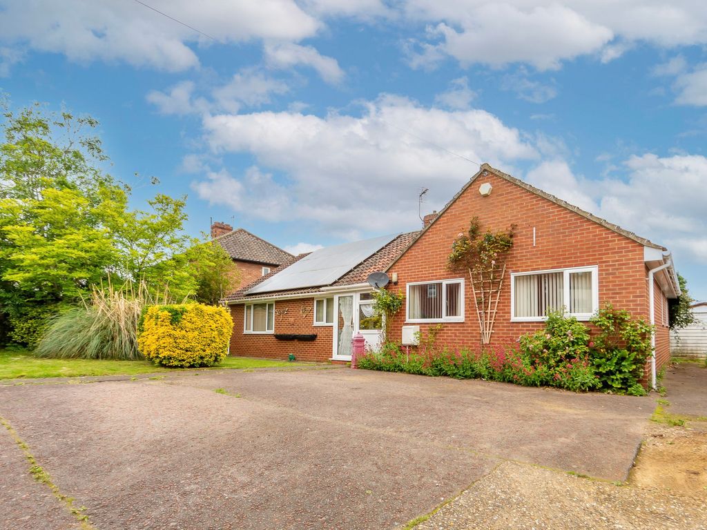 4 bed detached bungalow for sale in Spinners Lane, Swaffham PE37, £