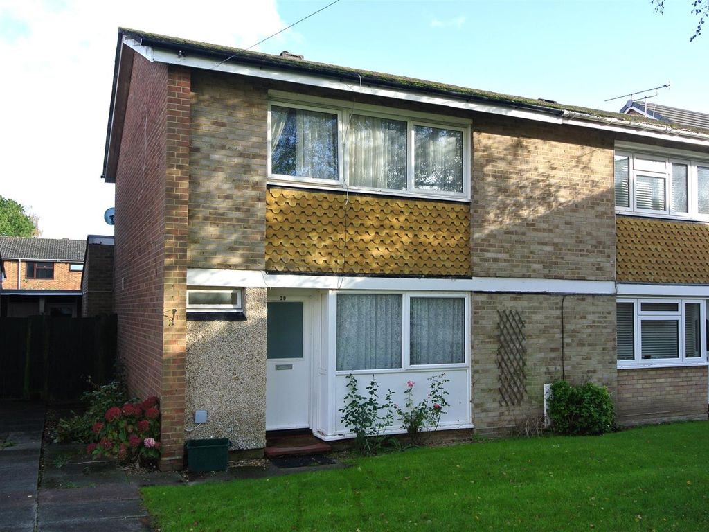 5 bed semidetached house to rent in Hazel Close, Englefield Green