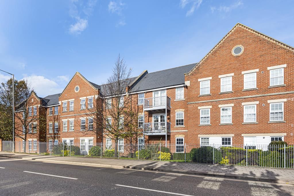 2 bed flat for sale in Aylesbury, Buckinghamshire HP20, £200,000 Zoopla