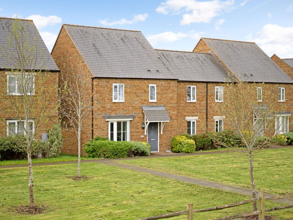 4 bed detached house for sale in Wallin Road, Adderbury OX17, £495,000