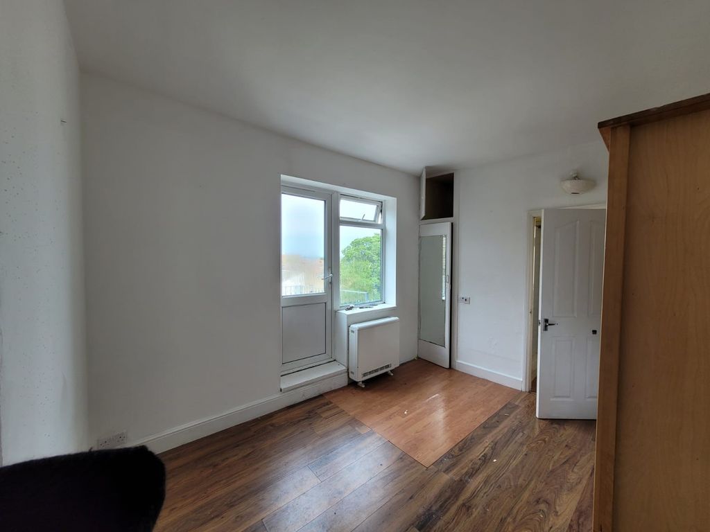 Studio to rent in Hamlet Court Road, WestcliffOnSea SS0 Zoopla