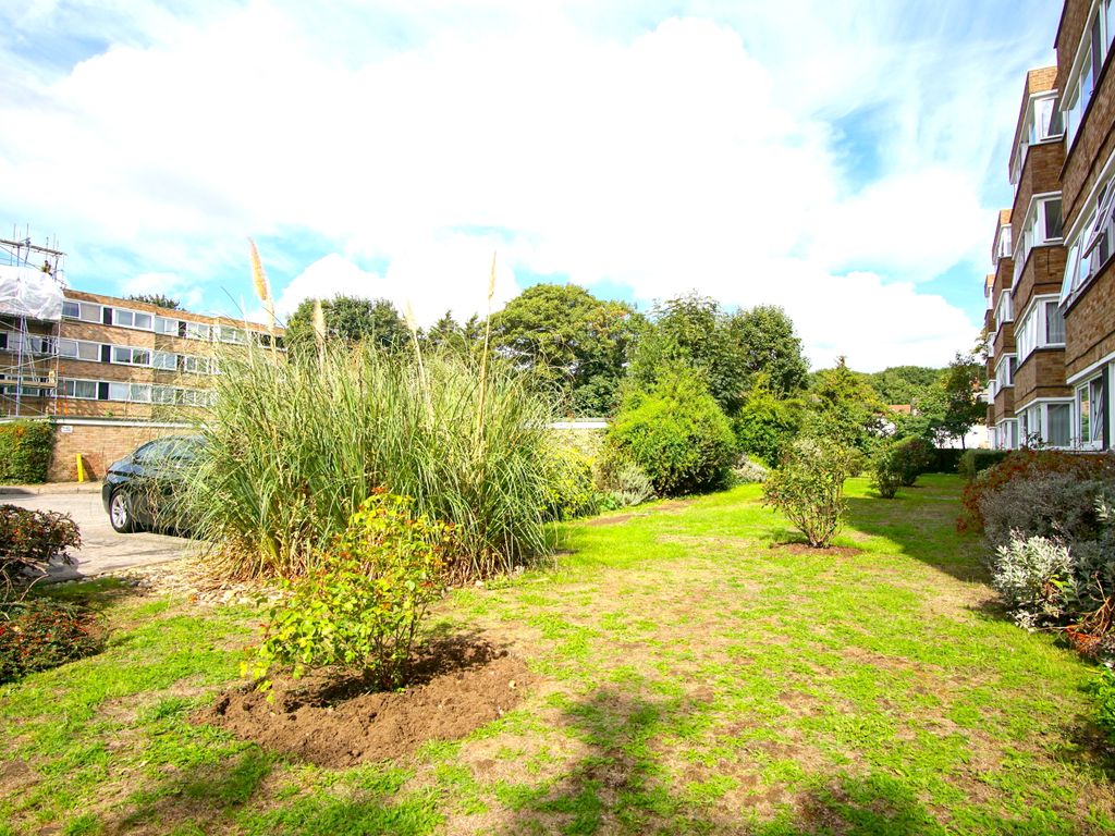 2 bed flat to rent in Queenswood Gardens, London E11 Zoopla