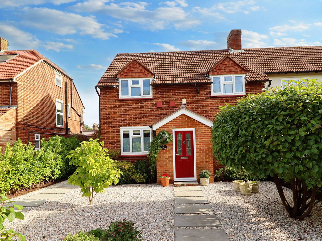 2 bed end terrace house for sale in Robinsway, Hersham, WaltonOn