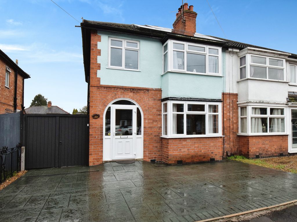 4 bed semidetached house for sale in The Meadway, Birstall, Leicester