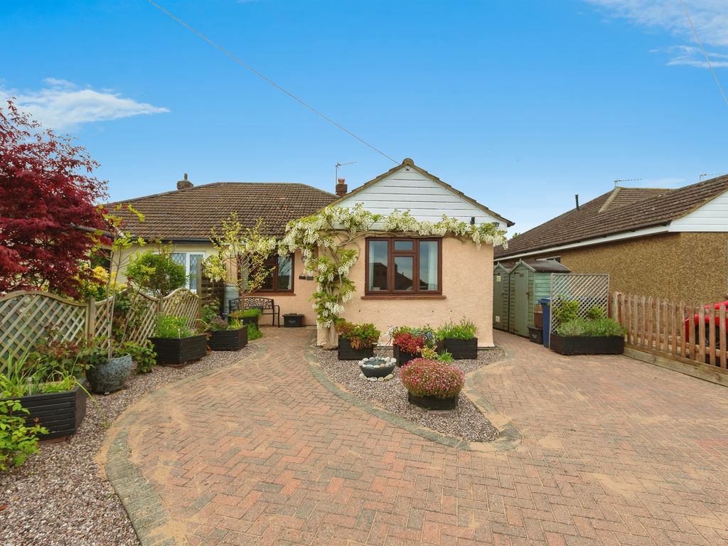 3 bed semidetached bungalow for sale in Cavendish Road, Chesham HP5, £