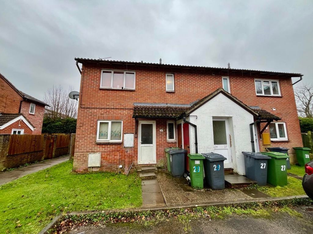 1 bed flat to rent in Monkswood Crescent, Tadley RG26, £800 pcm Zoopla