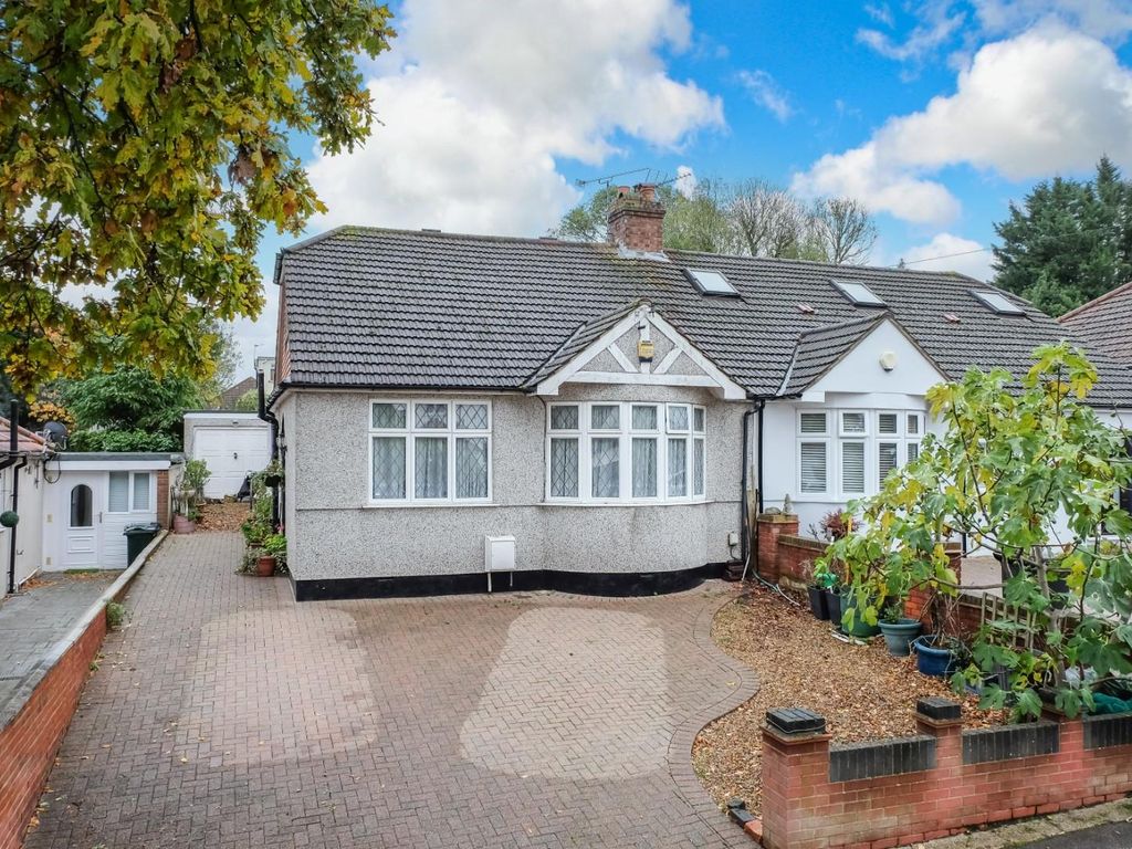 4 bed semidetached bungalow for sale in Summerhouse Drive, Bexley DA5
