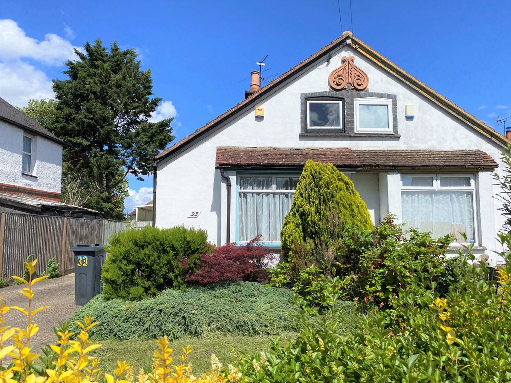 4 bed semidetached bungalow for sale in Whitley Wood Lane, Reading RG2