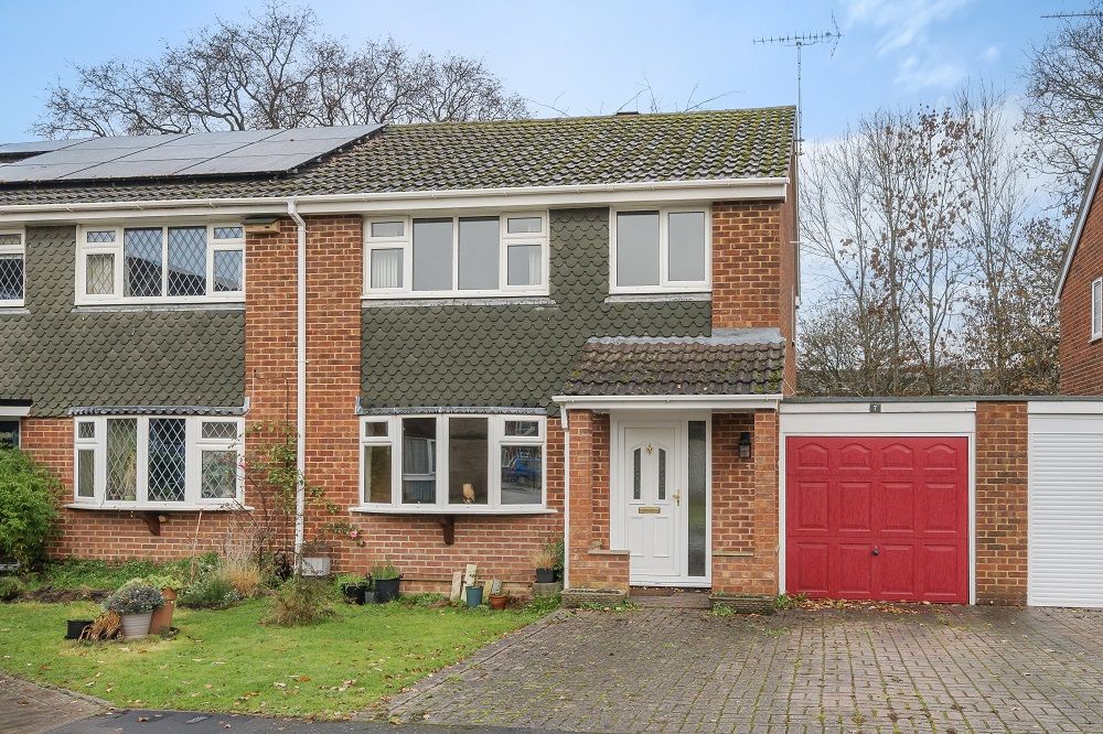 3 bed semidetached house for sale in Ward Close, Wokingham RG40, £
