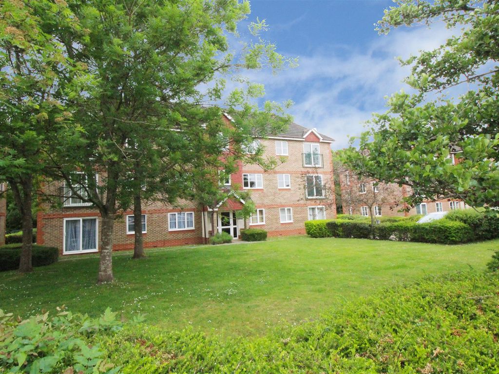 2 bed flat to rent in Fenchurch Road, Maidenbower, Crawley, West Sussex