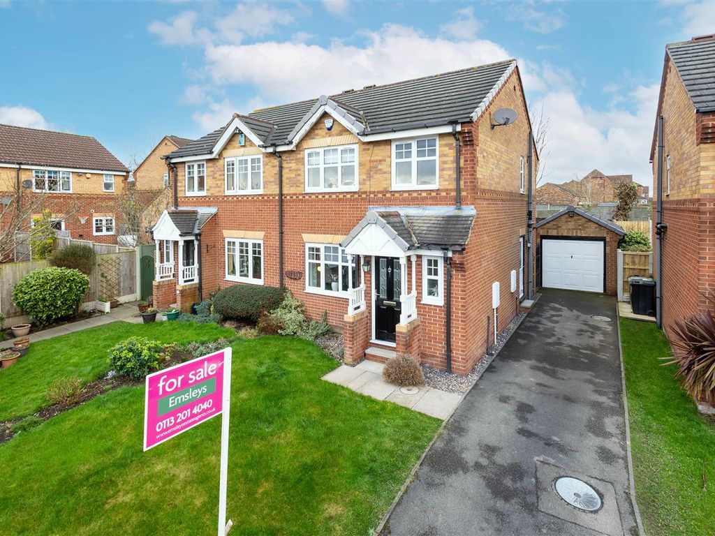 3 bed semidetached house for sale in Fairfield Close, Rothwell, Leeds