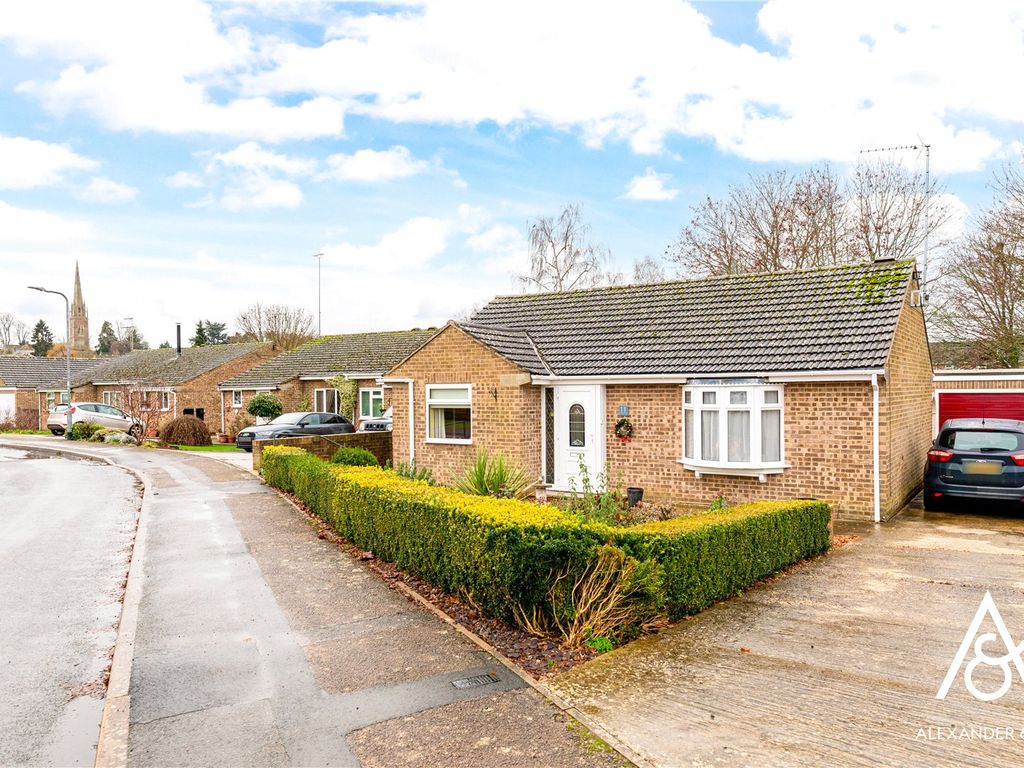 2 bed bungalow for sale in Hampton Drive, Kings Sutton, Banbury OX17, £