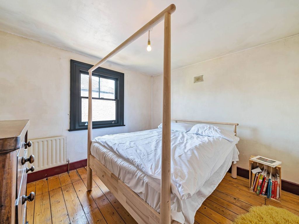 3 bed end terrace house for sale in Love Lane, Mitcham CR4, £475,000 Zoopla