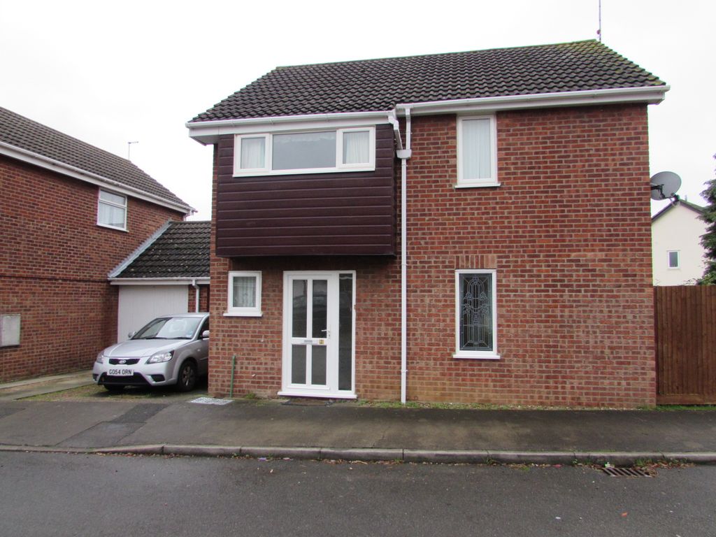4 bed detached house to rent in Hawthorn Way, Sawtry, Huntingdon PE28