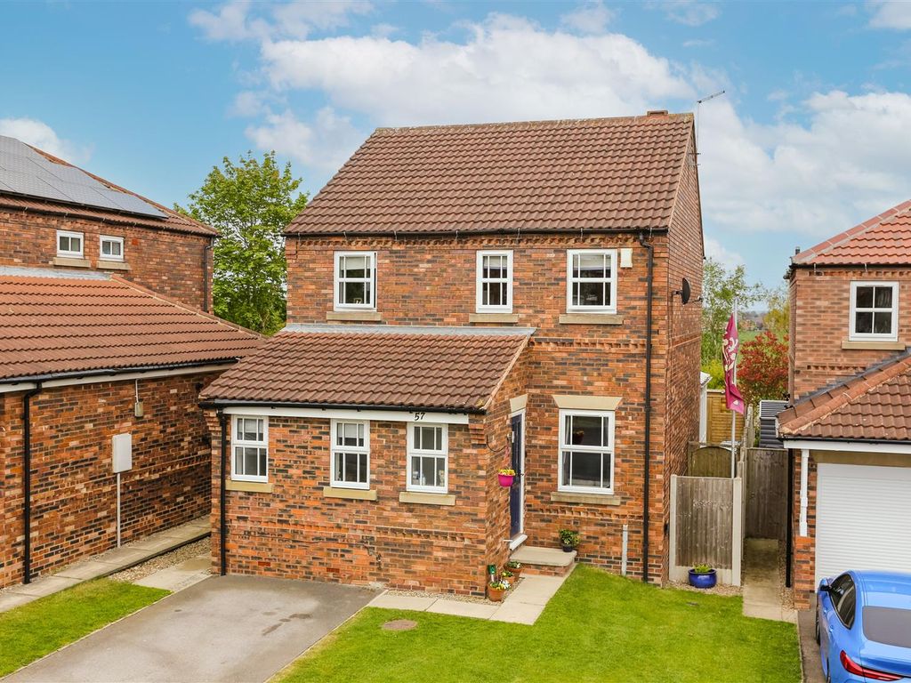 3 bed detached house for sale in Castlefields, Rothwell, Leeds LS26