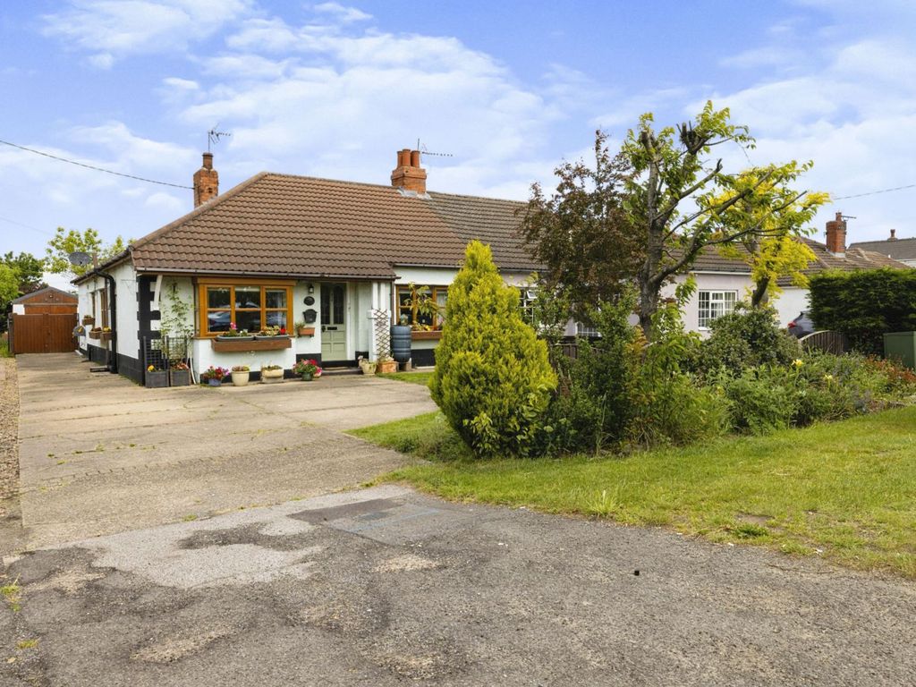 4 bed semidetached bungalow for sale in Newark Road, North Hykeham LN6