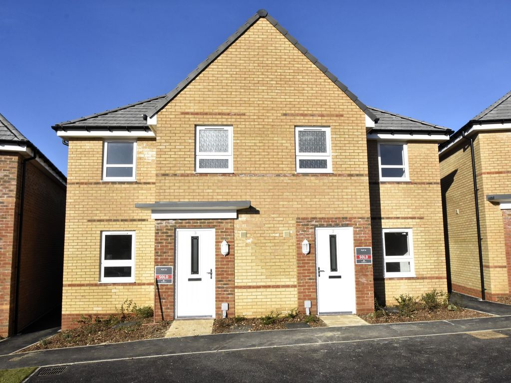 3 bed semidetached house to rent in St Gate, Newport PO30, £