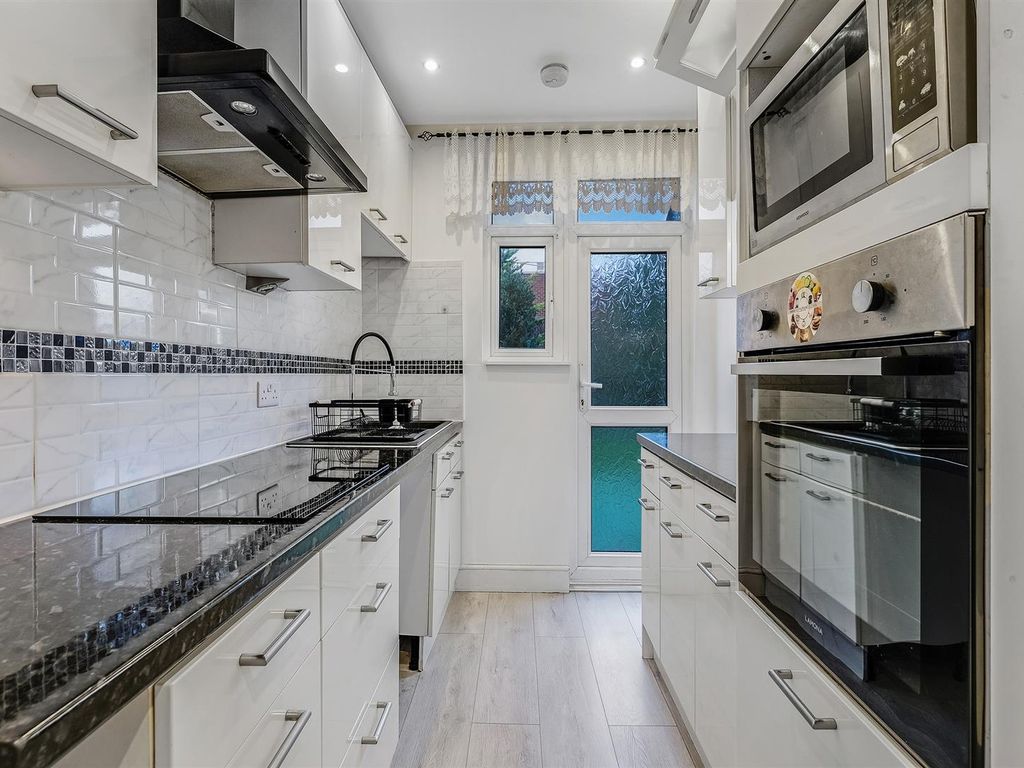 3 bed terraced house for sale in Albert Avenue, Chingford E4 Zoopla