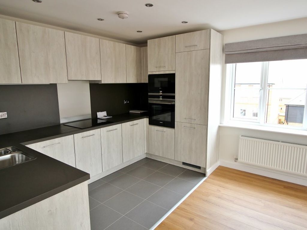 2 bed flat to rent in Mere Road, Dunton Green, Sevenoaks TN14, £1,650